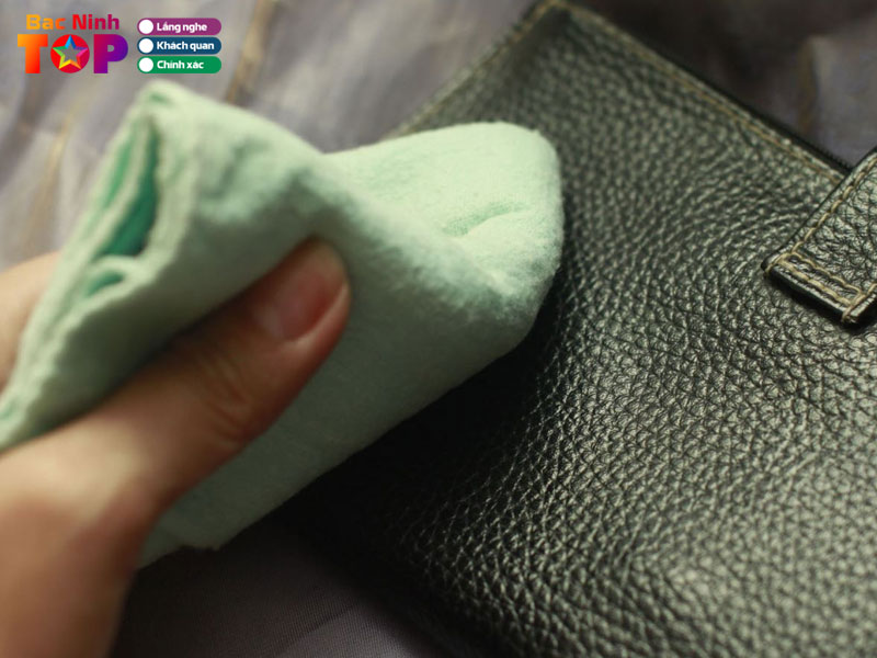 Cleaning-shoes-1-bacninhtoplist