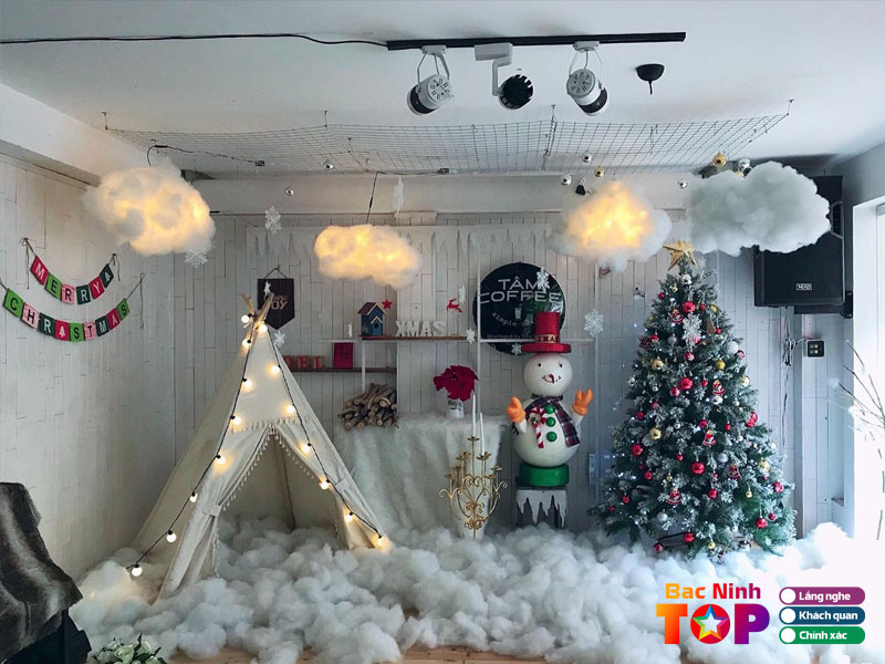 Tieu-chi-chon-quan-cafe-trang-tri-noel-dep-bacninhtoplist