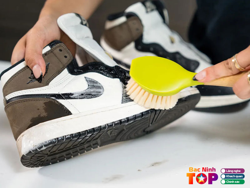 Cleaning-shoes-2-bacninhtoplist